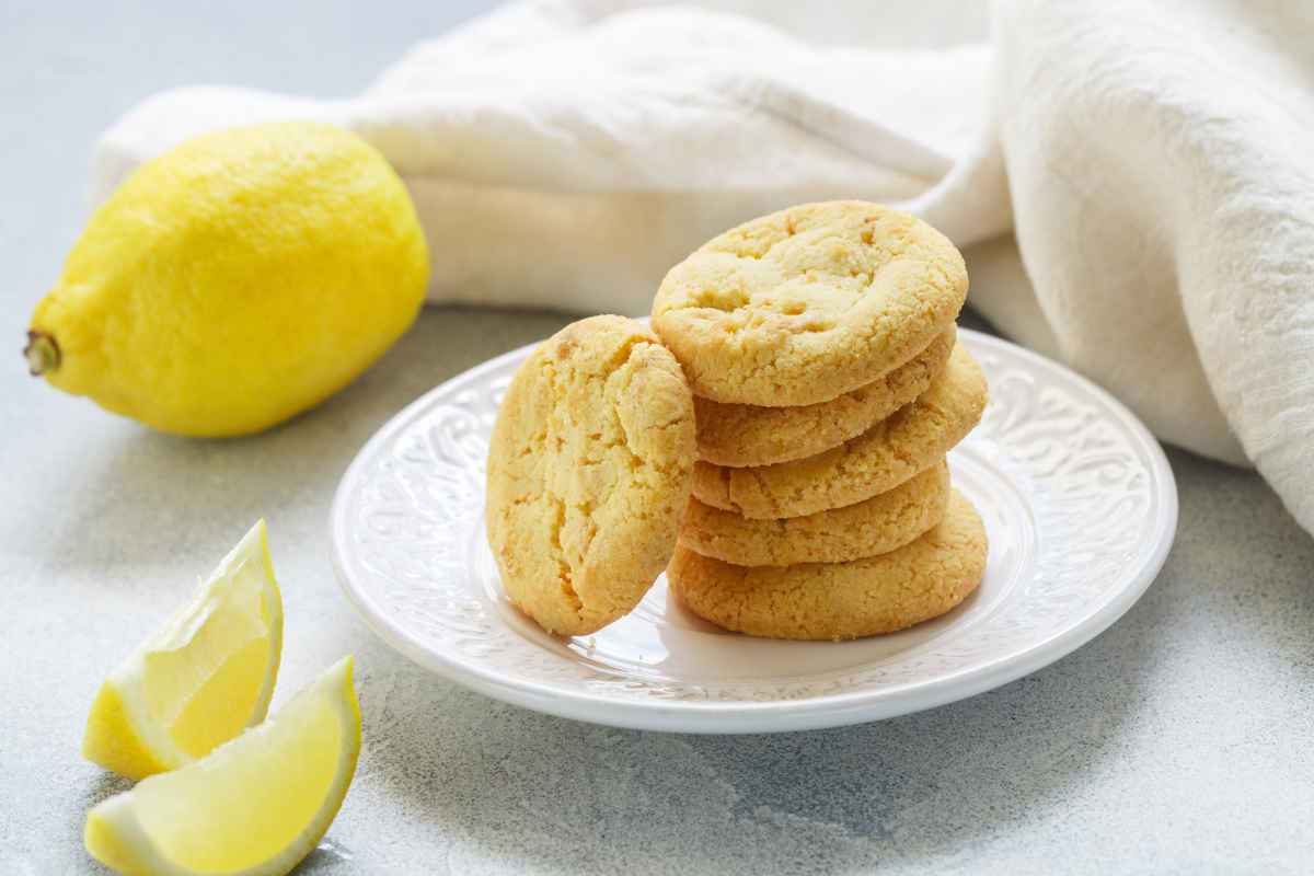 piatto con biscotti vegani senza burro e senza uova