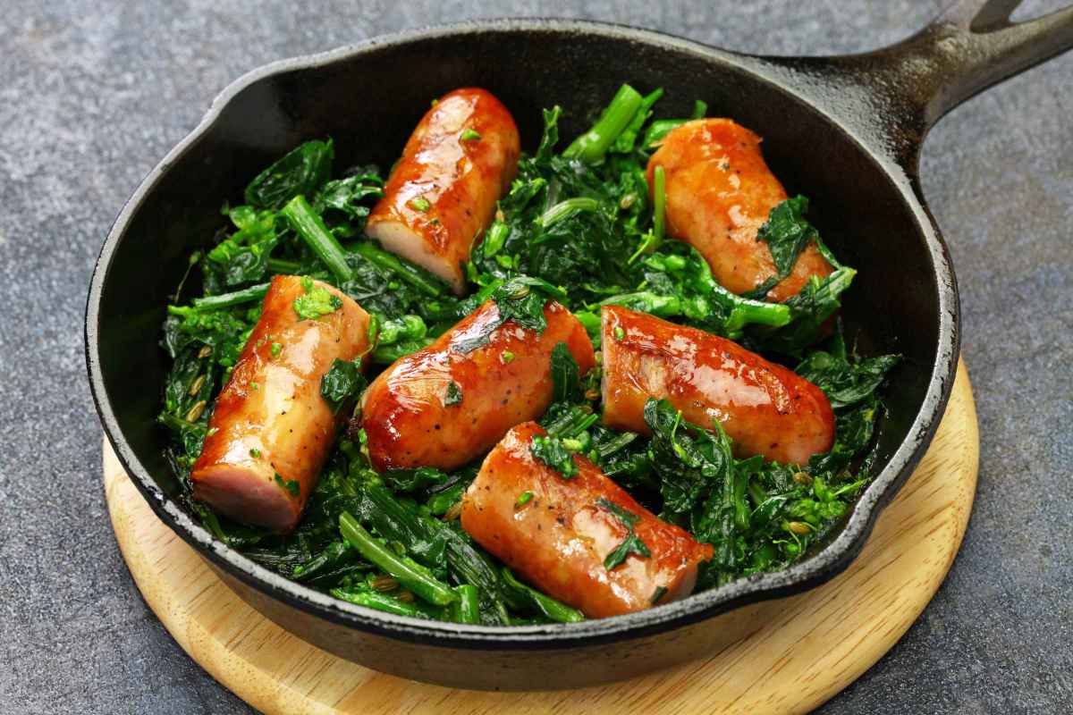 padella con cime di rapa e salsicce per ricette con cime di rapa