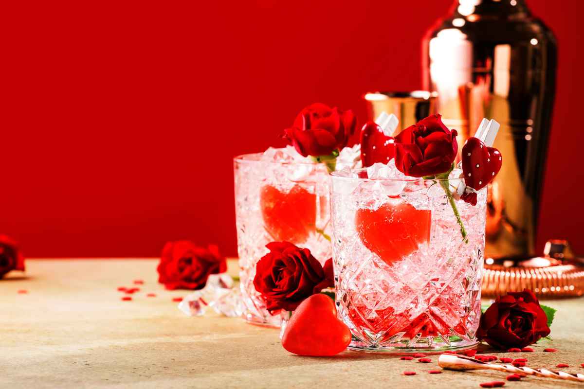 Bicchieri satinati con cocktail di san valentino e shaker metallico