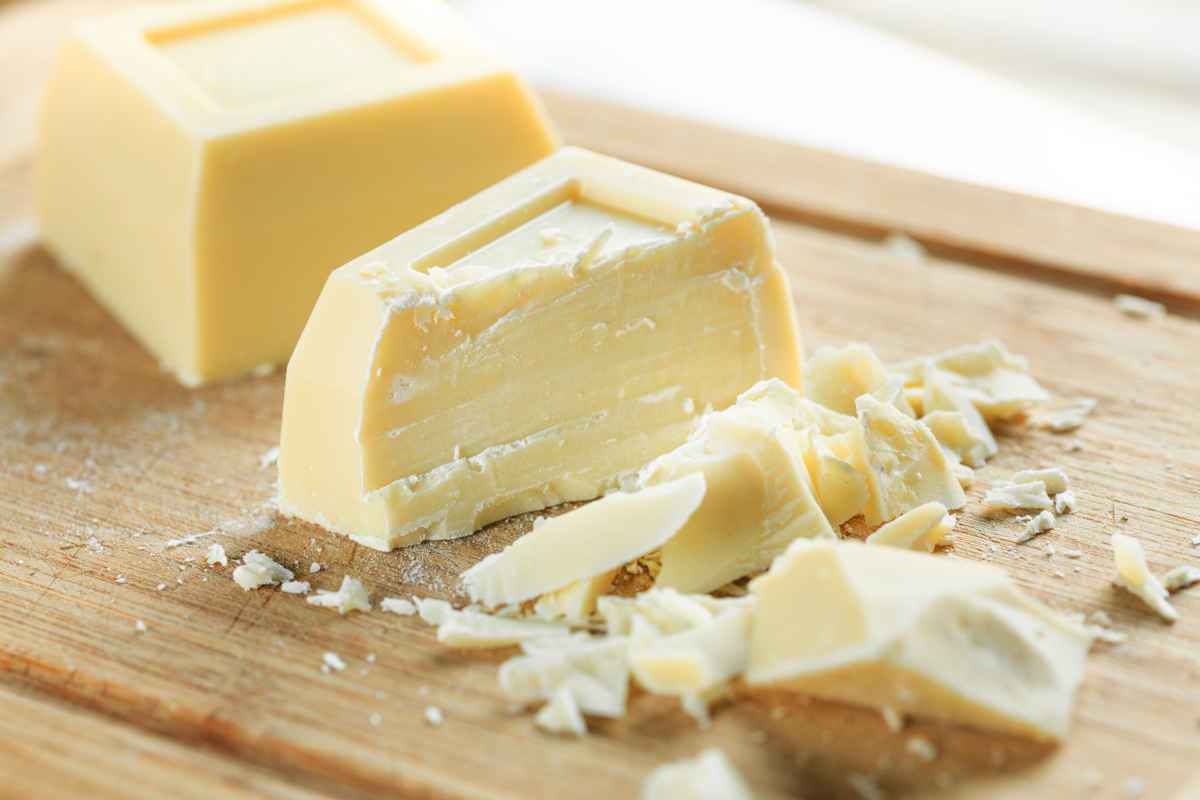blocco di cioccolato bianco tagliato e parzialmente tritato