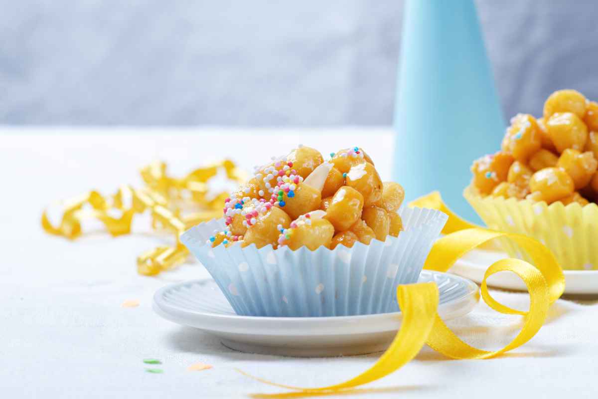 cicerchiata, struffoli, pignolata, sono tutti dolci di carnevale meridionali