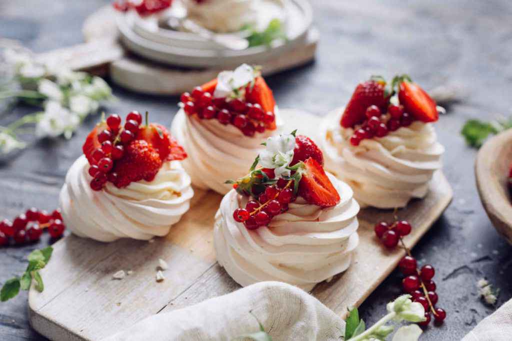 cestini dolci di meringhe e frutta