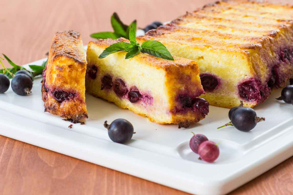 vassoio da portata con dolce con ricotta tagliato a fette