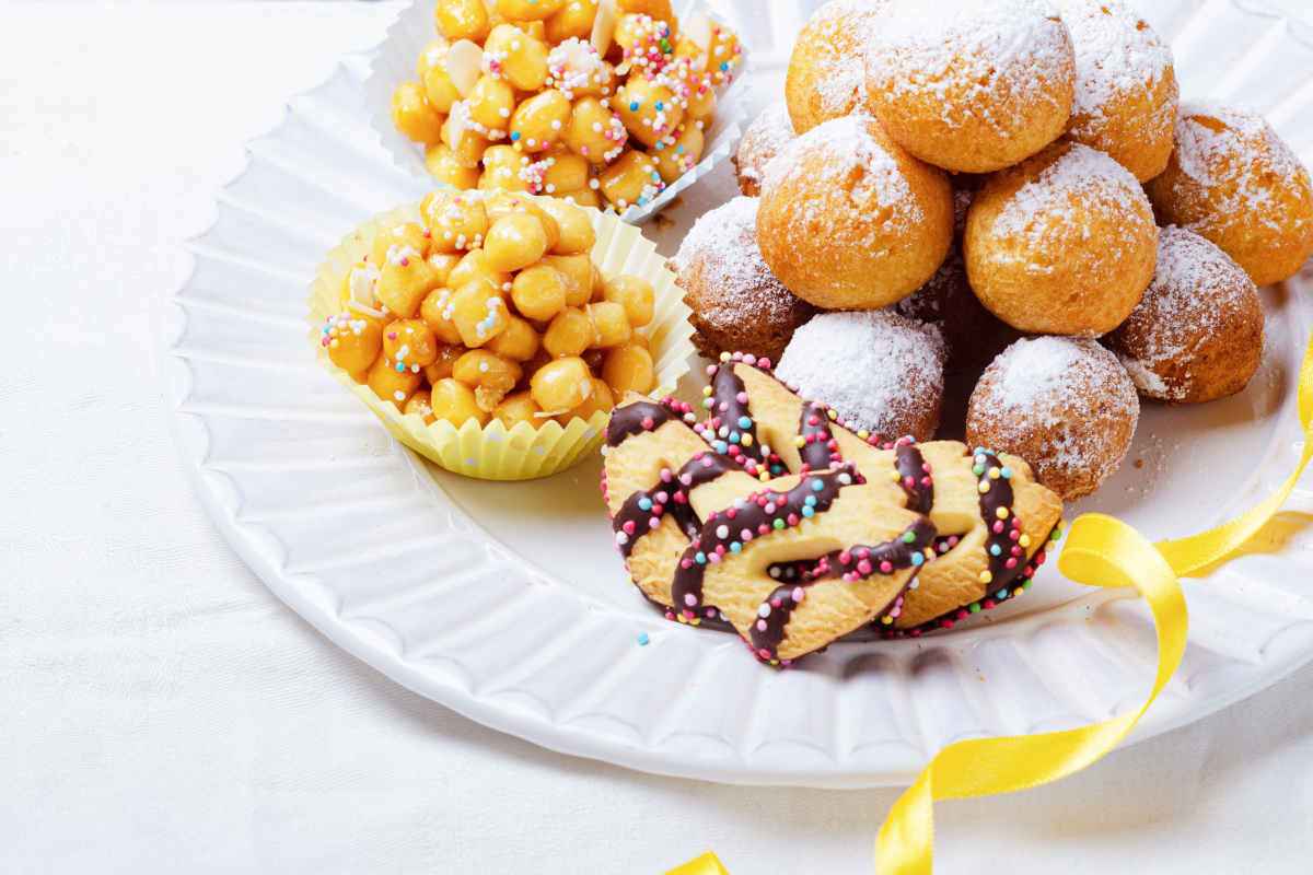 vassoio con vari tipi di dolci di carnevale siciliani