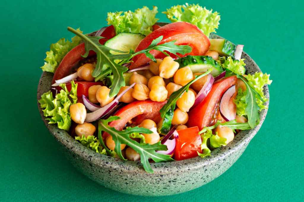 scodella con insalata di ceci, rucola e pomodoro