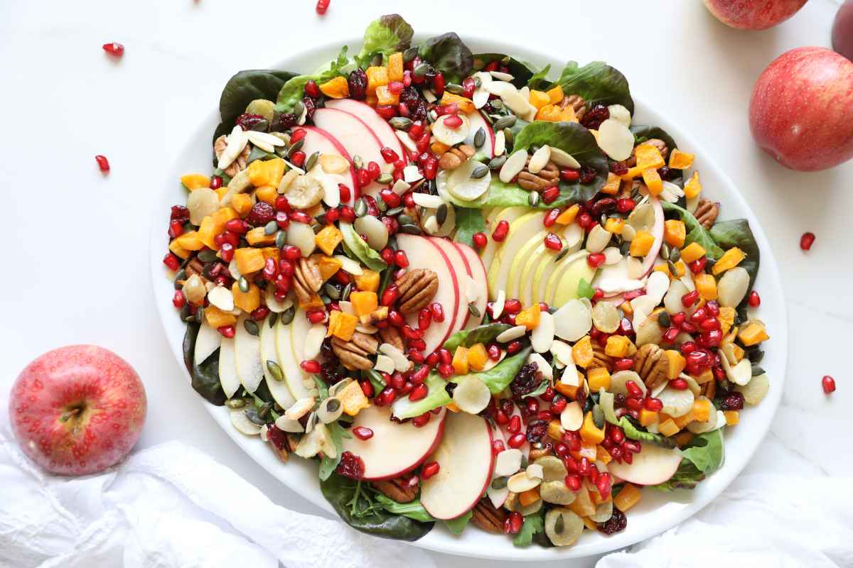 vassoio con insalata di frutta mista e verdura in foglie arcobaleno