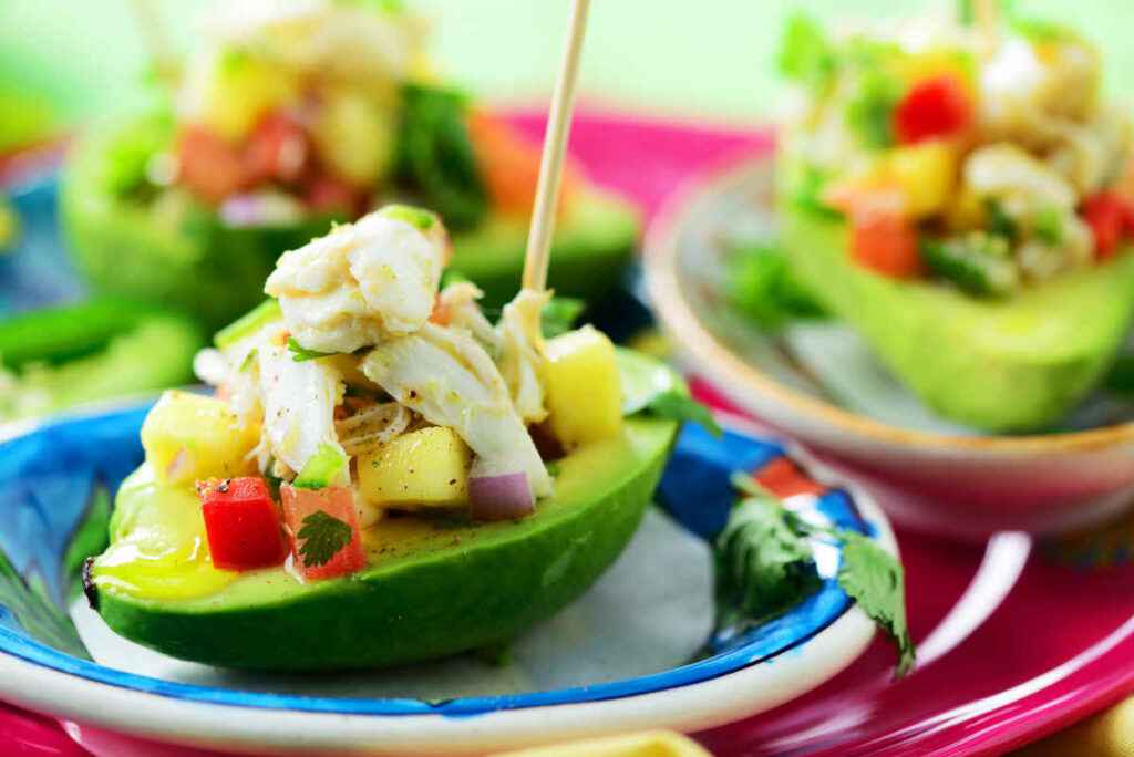 barchette di avocado con insalata di mango e granchio