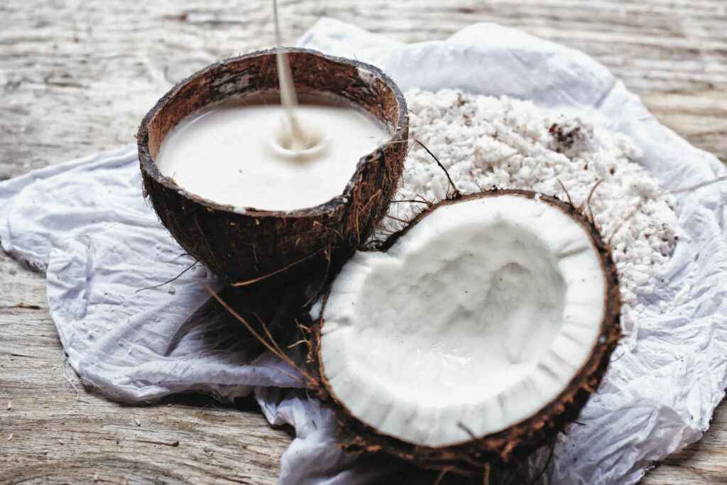 mezzo cocco pieno di latte di cocco fatto in casa