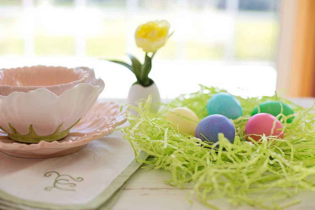 tavola allestita con uova e fiori emenu di pasqua tradizionale