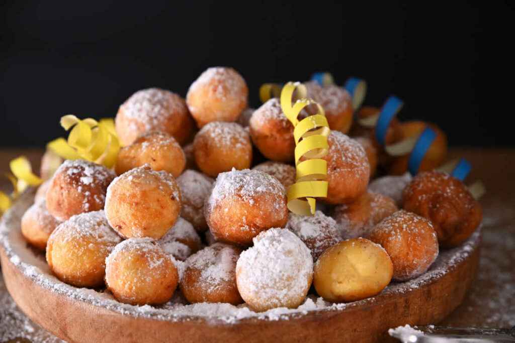 vassoio con palline di carnevale coperte di zucchero a velo