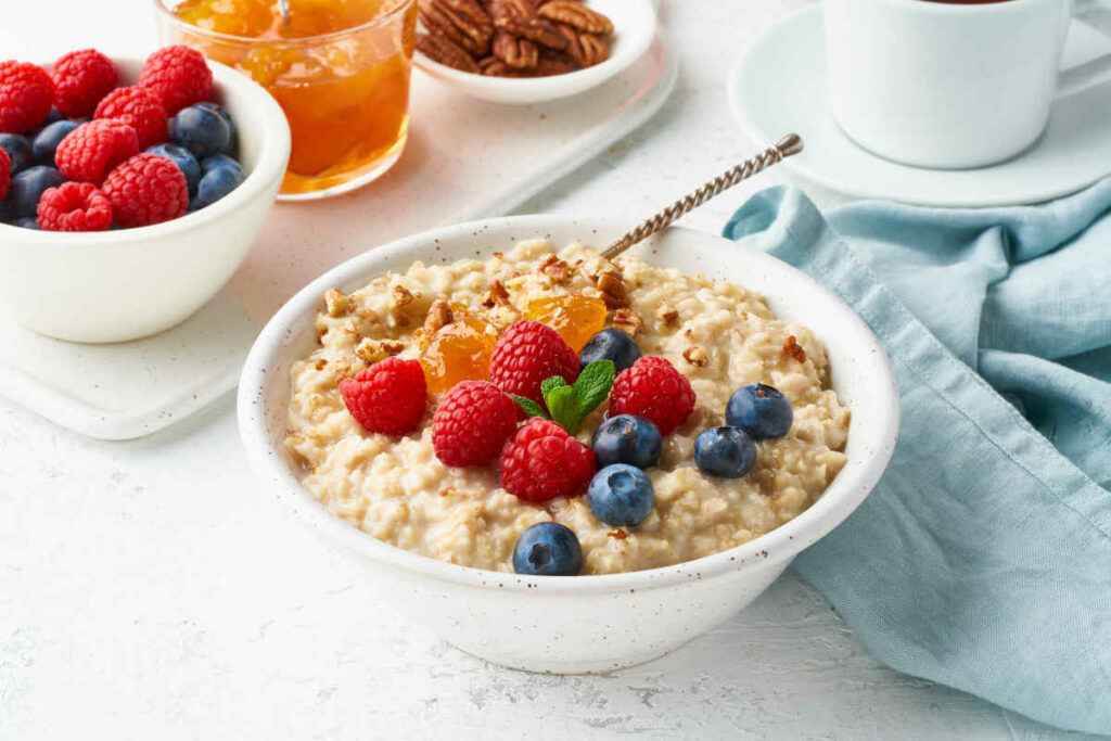 ciotola con porridge di avena con mirtilli e lamponi