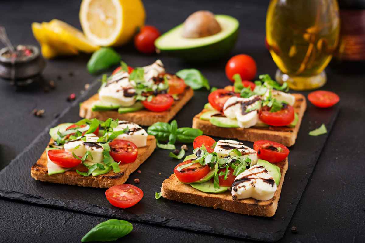 tagliere di ardesia con bruschette all'aceto balsamico