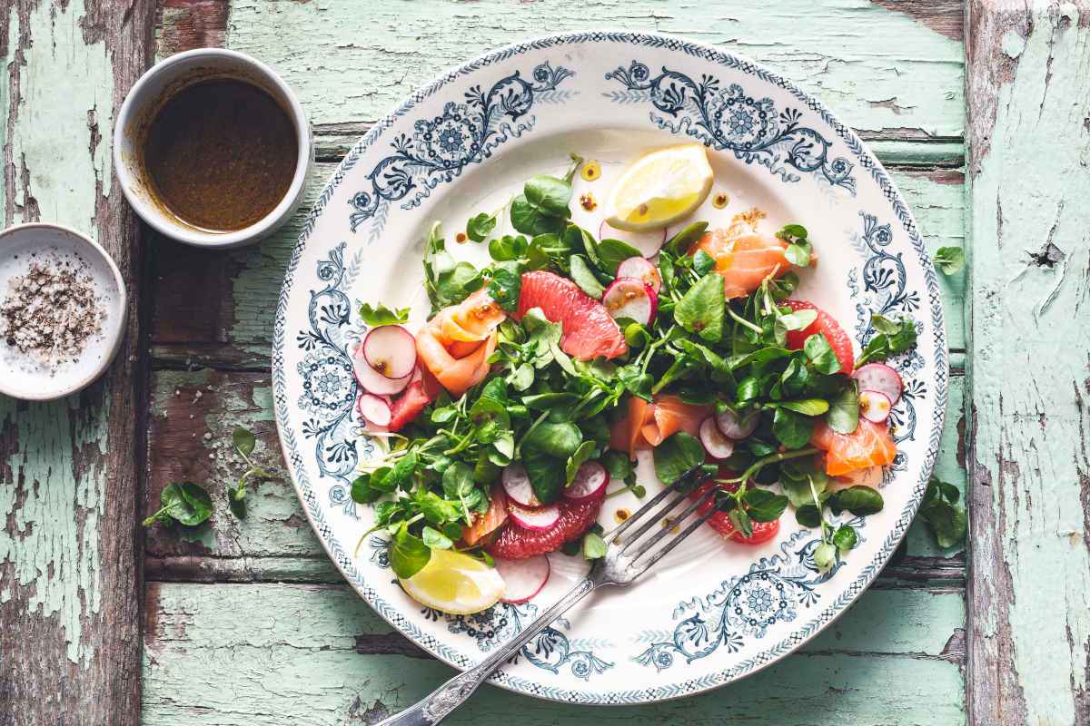 insalta di salmone, agrumi e crescione