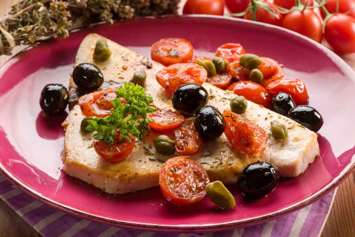 pesce spada alle olive e capperi con pomodoro