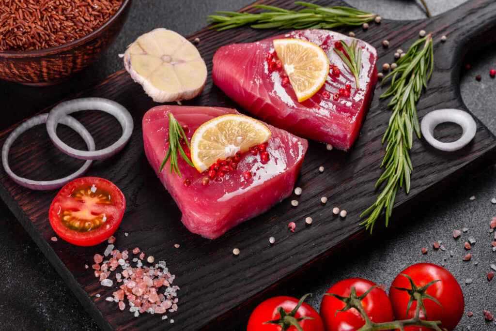 vassoio di ardesia con fette di tonno fresco marinato al limone