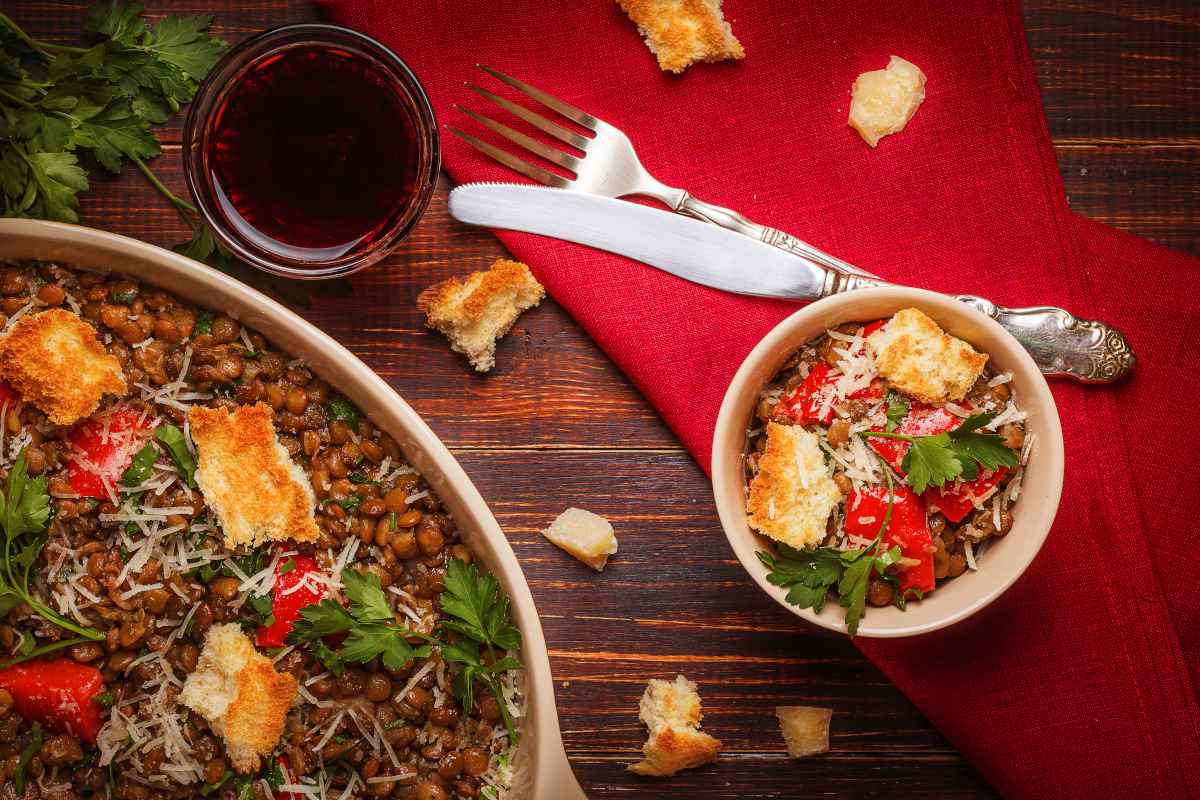 piatto di portata con lenticchie con vino rosso