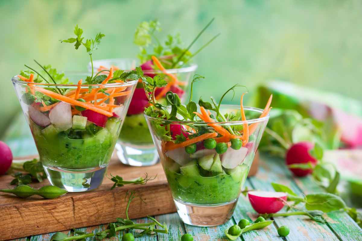 cocktail di verdure miste in bicchieri di vetro