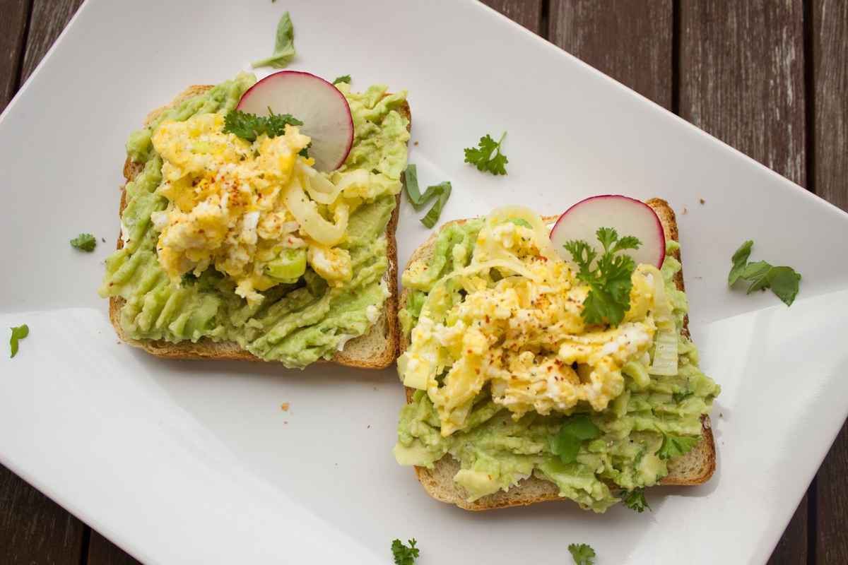 tartine con guacamole di avocado per ricette che migliorano la memoria