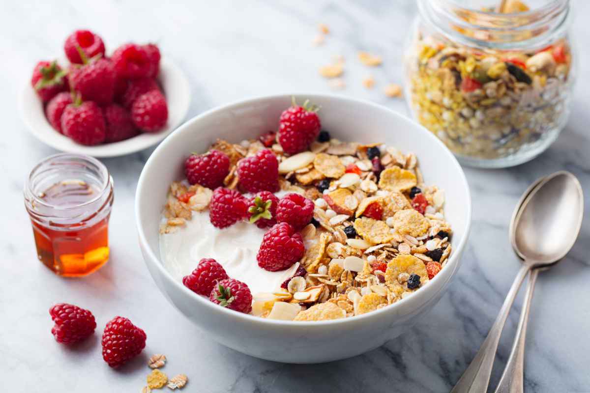 ciotola con muesli e yogurt con frutta fresca