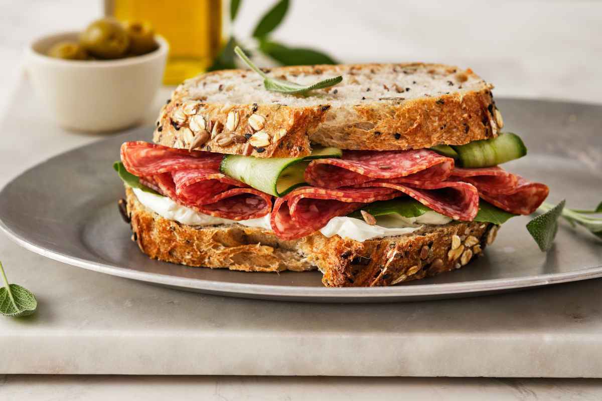 panino con salame, formaggio e zucchine