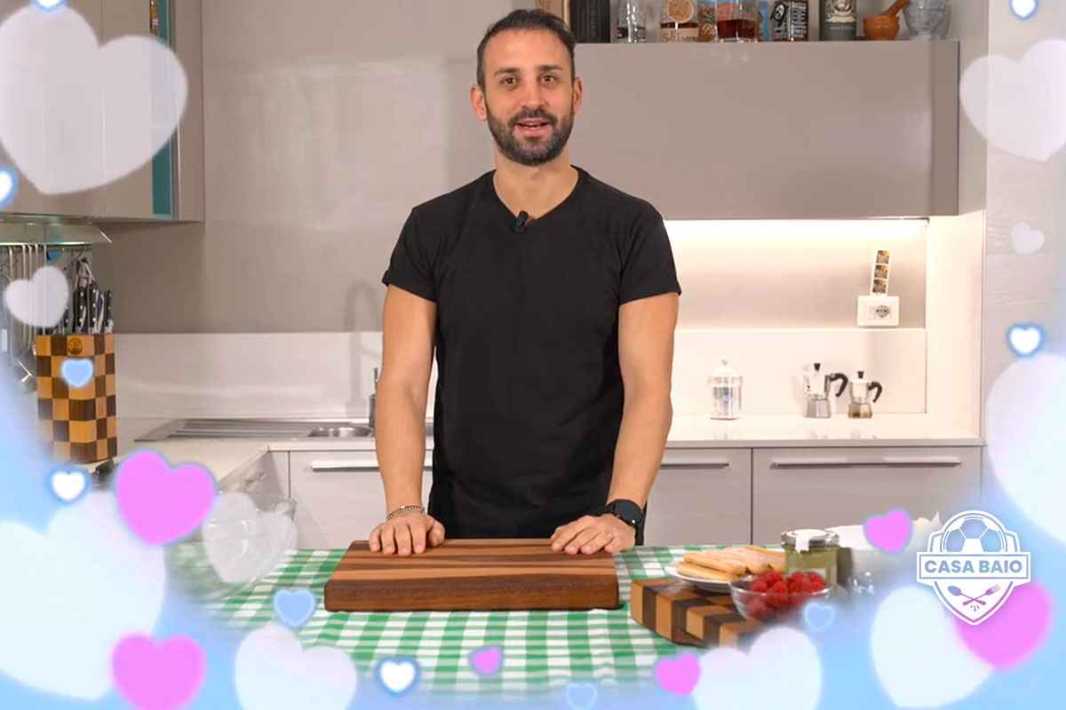 Manuele Baiocchini in cucina mentre prepara il tiramisu con pistacchio e lamponi