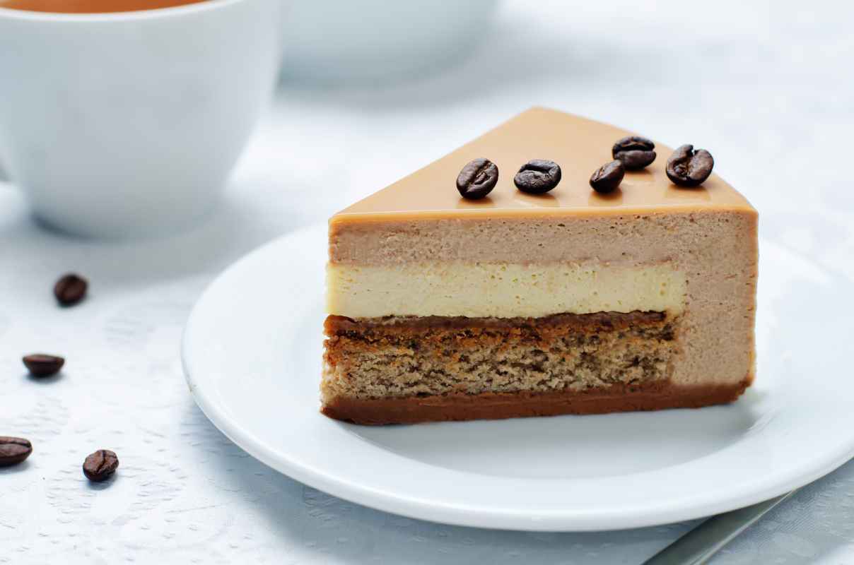 fetta di torta al caffè con mousse e pasta biscotto