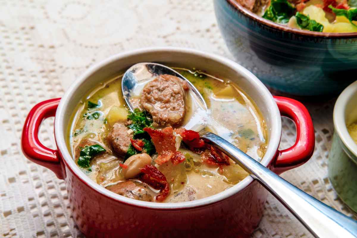 pentola rossa con zuppa di patate e carne