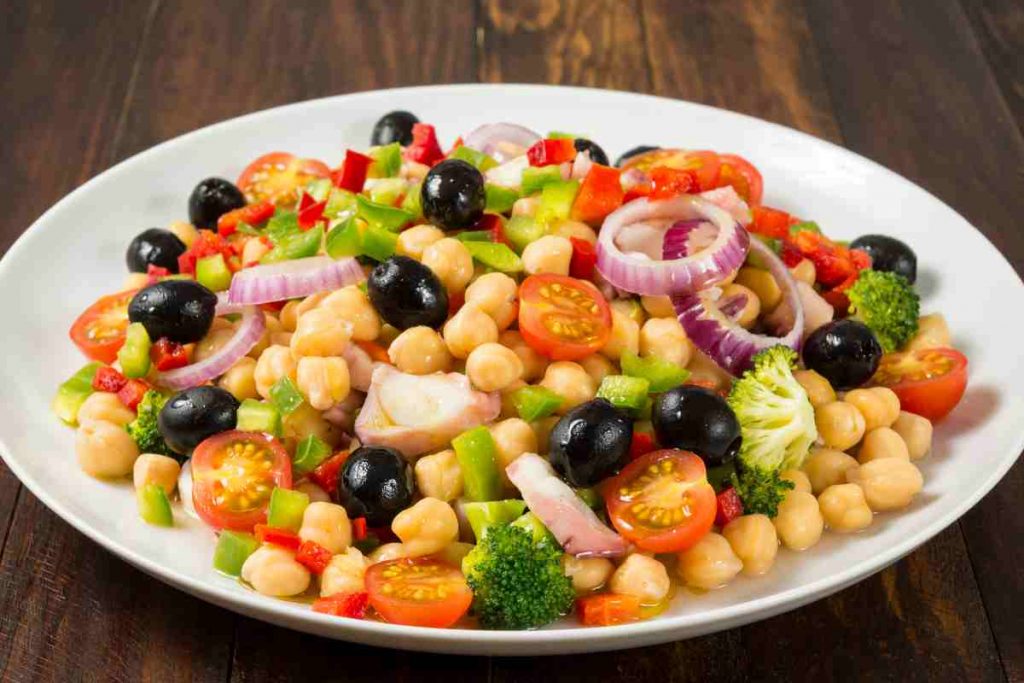 Insalata di ceci e pomodori con olive e cipolla