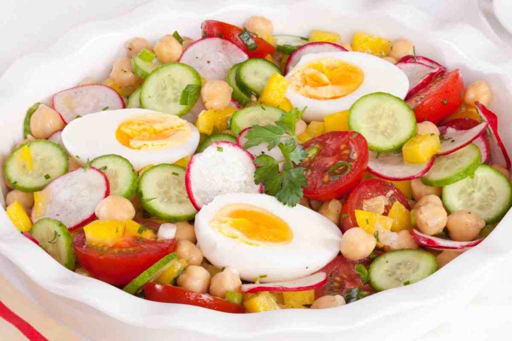 Insalata di ceci e uova sode in un piatto