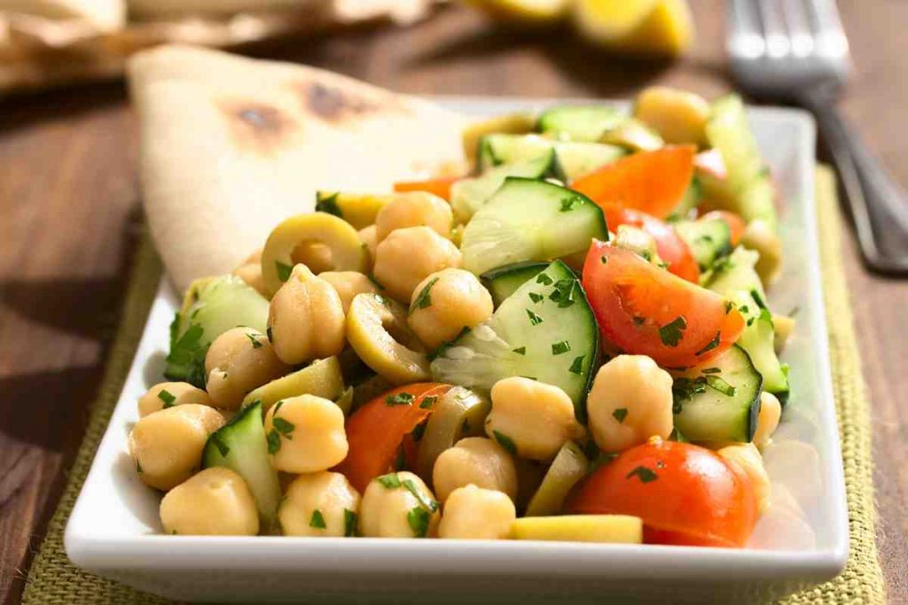 Insalata di ceci e zucchine in un piatto quadrato