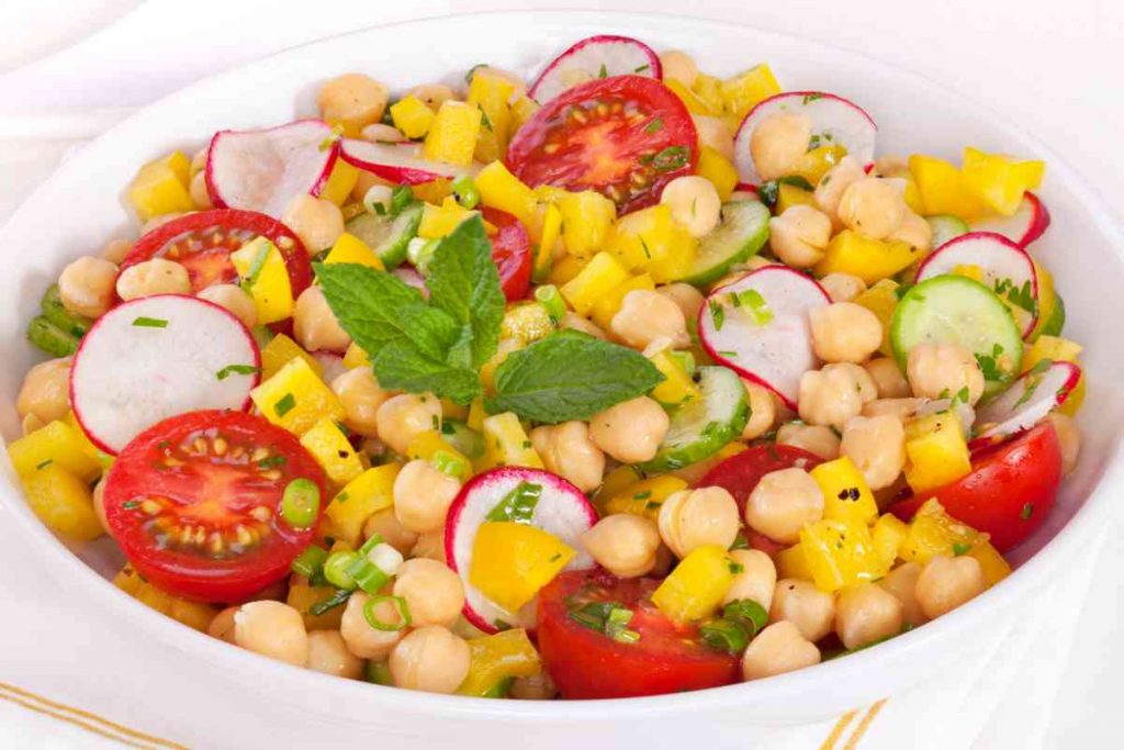 una delle insalate di ceci sfiziose con pomodorini, ravanelli, mais ed erbe aromatiche