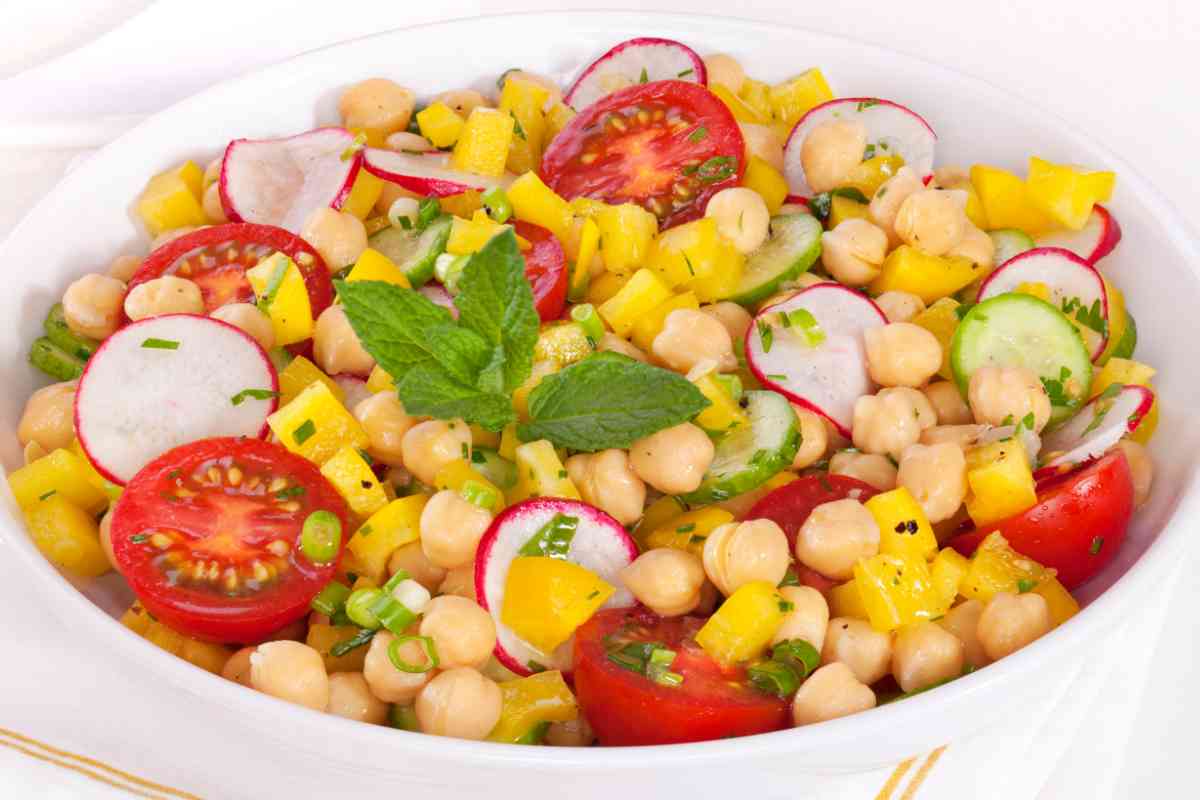 una delle insalate di ceci sfiziose con pomodorini, ravanelli, mais ed erbe aromatiche