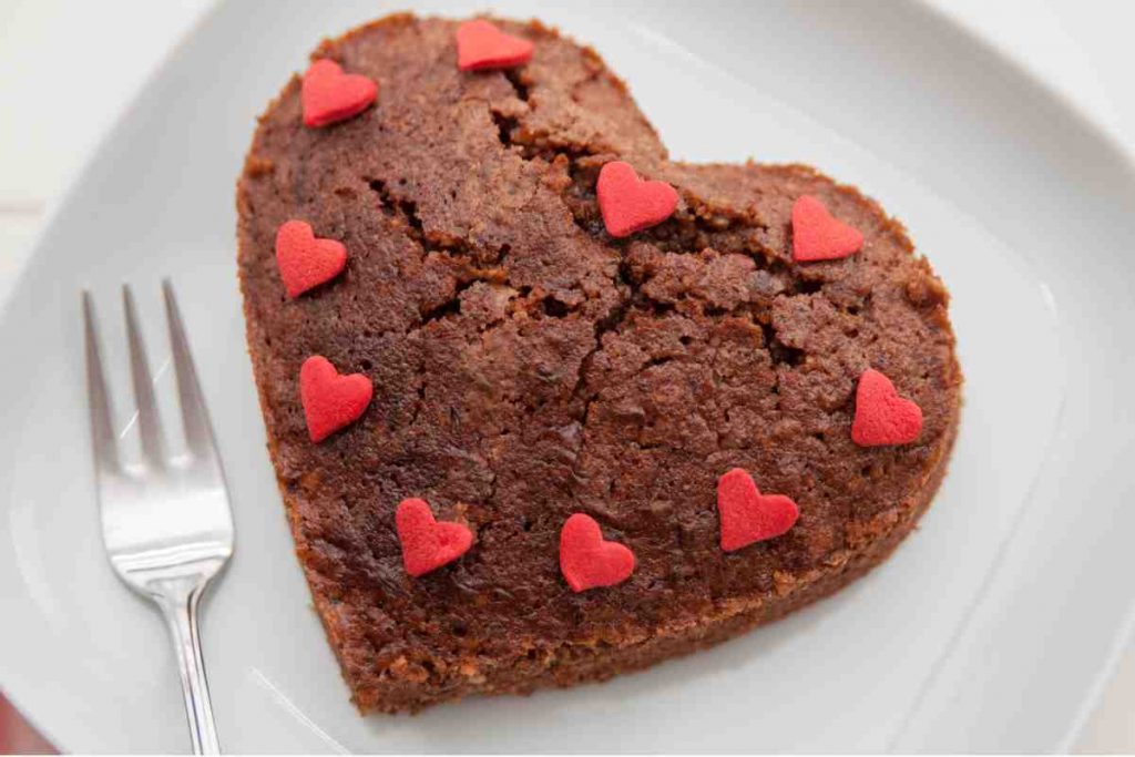Pan di Spagna al cacao a forma di cuore con confettini rossi