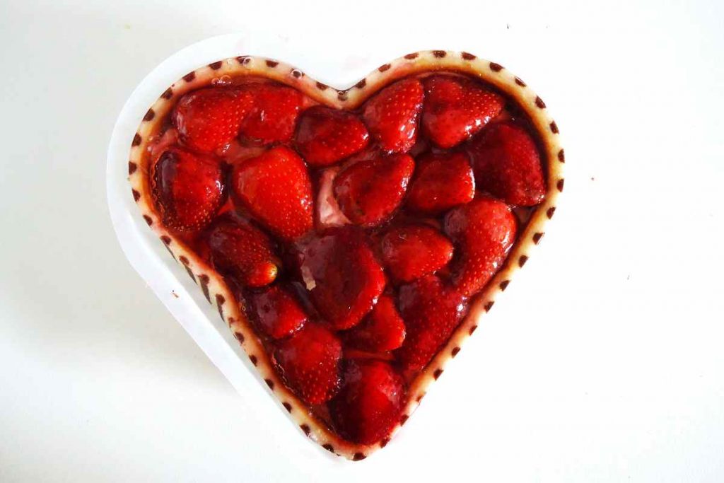 Torta a cuore con fragole vista dall'alto 