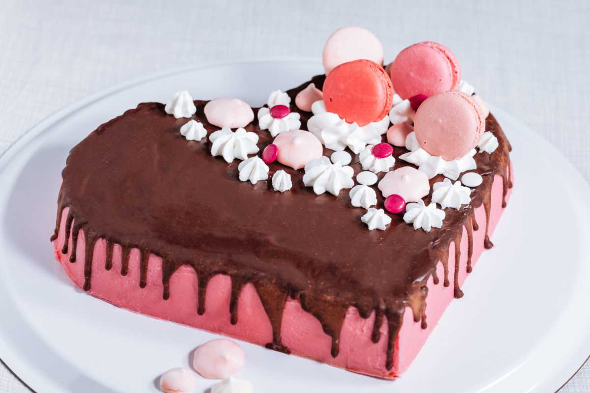 Torta a forma di cuore per la festa della mamma