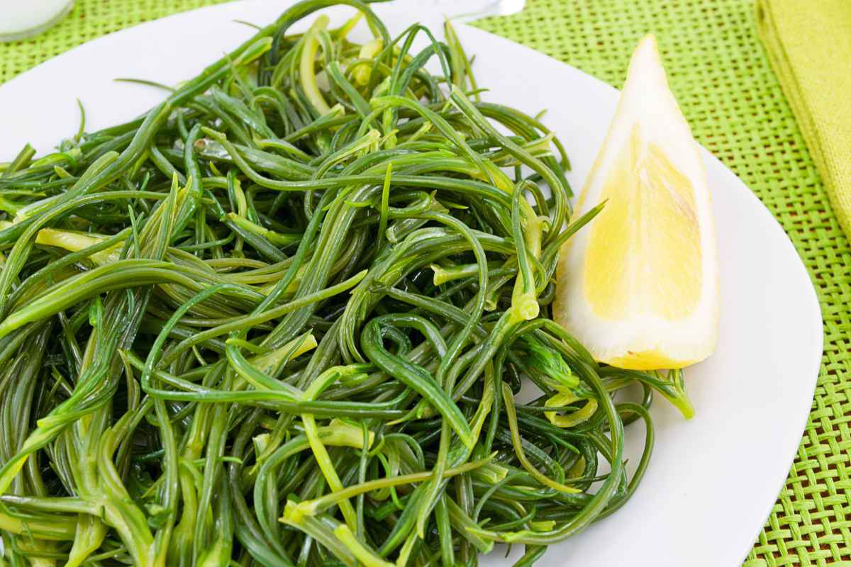 piatto di agretti conditi con limone e olio