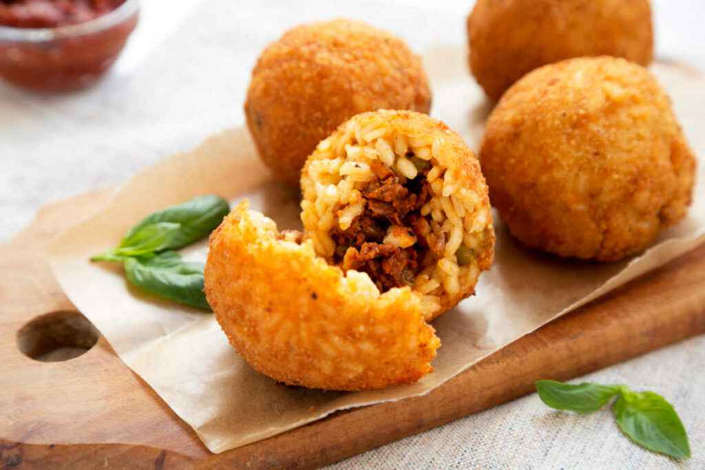 tagliere con arancini di riso al ragù