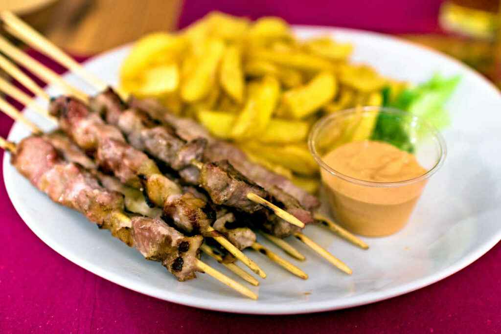 piatto con arrosticini e patate