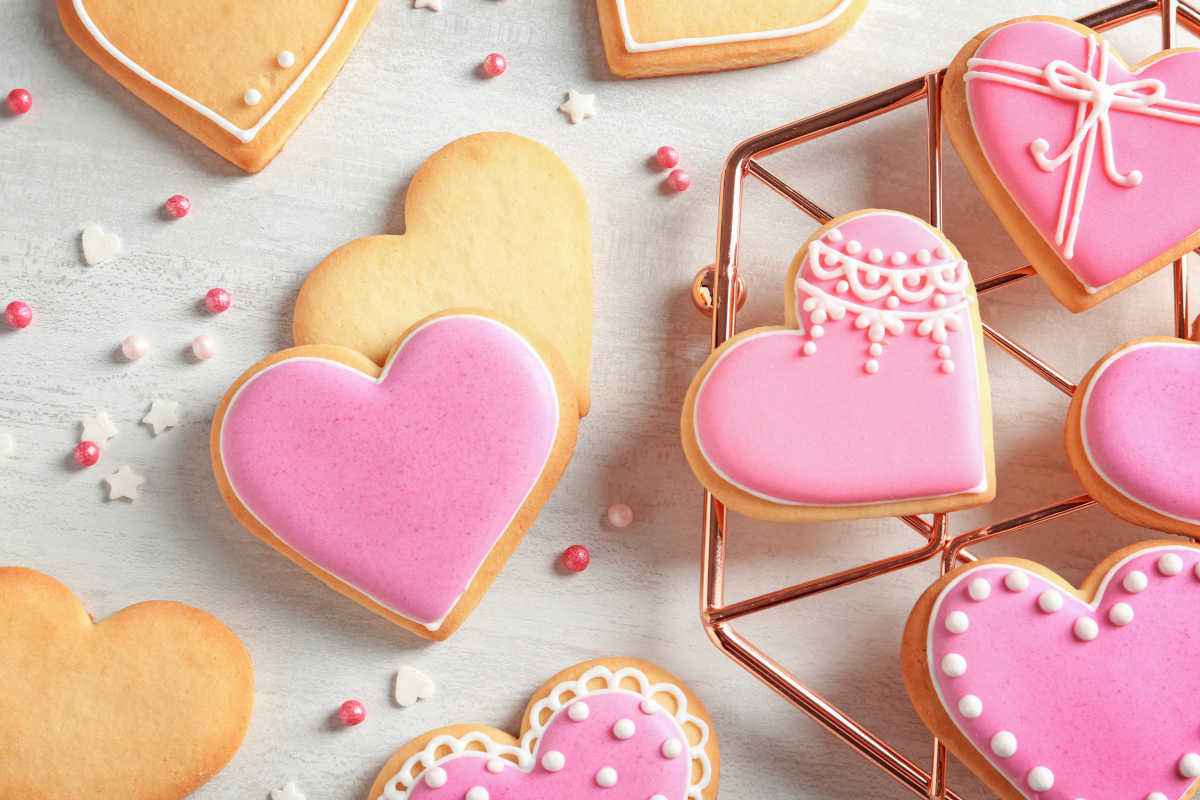 biscotti a forma di cuore glassati per la festa della mamma