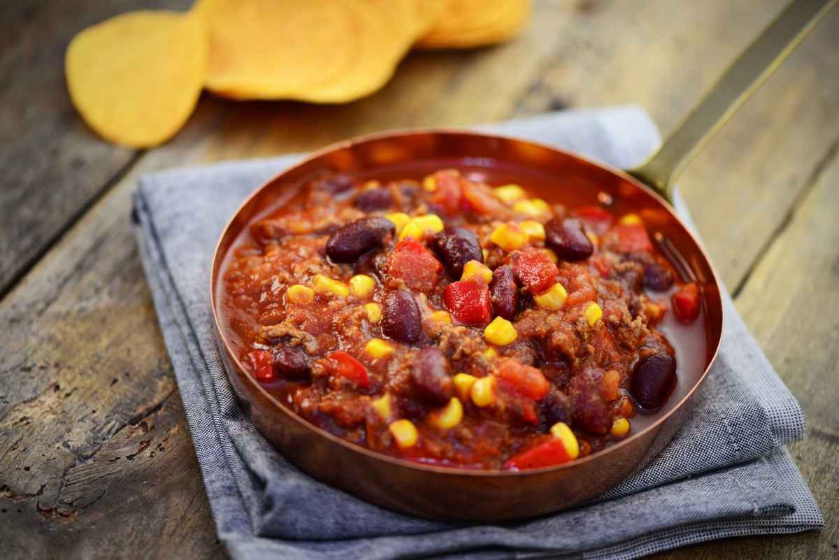 scodella di chili con fagioli e mais