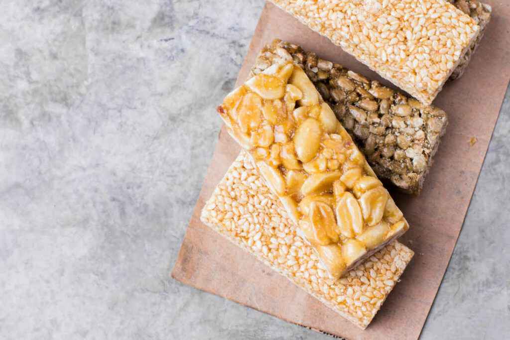 barrette di croccante di frutta secca con mandorle, nocciole e pinoli