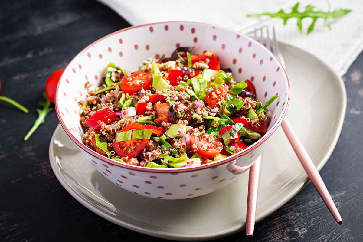 ciotola con insalata di quinoa al pomodoro per un menu anti gonfiore