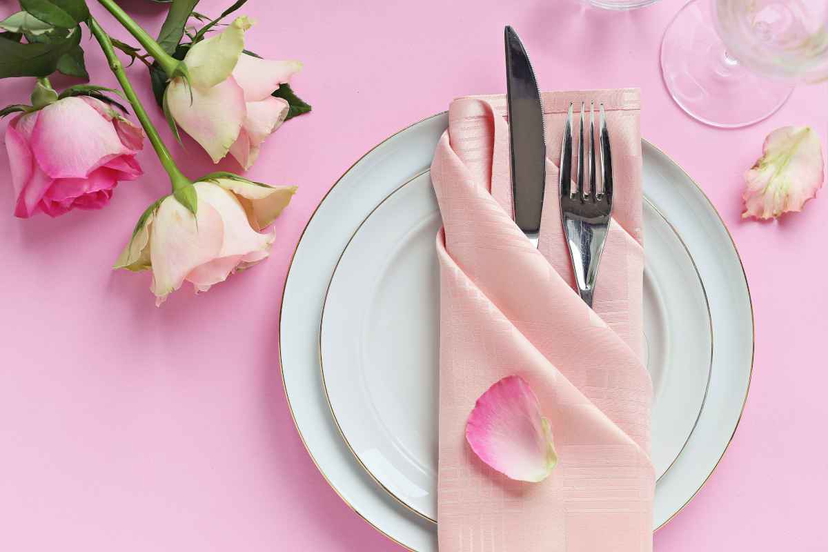 tavola apparecchiata con rose fresche per menu vegetariano della festa della mamma