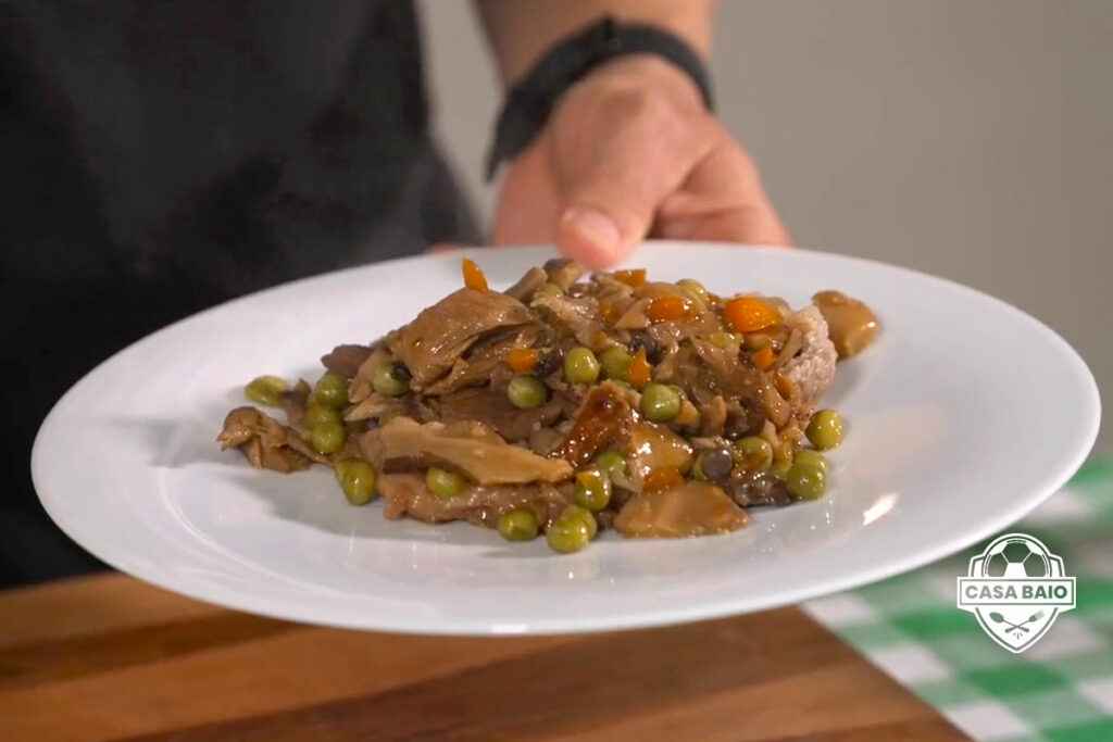 Manuele Baiocchini mostra il piatto di ossobuco alla piemontese