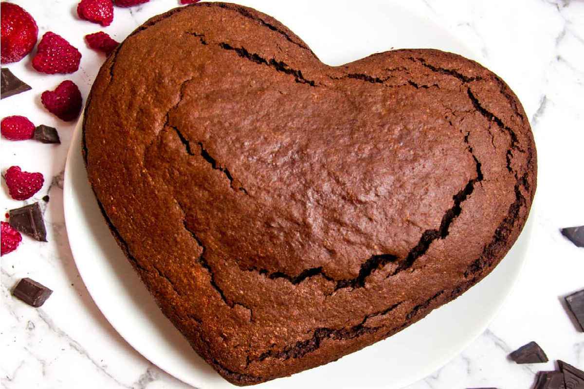 pan di spagna al cacao a forma di cuore