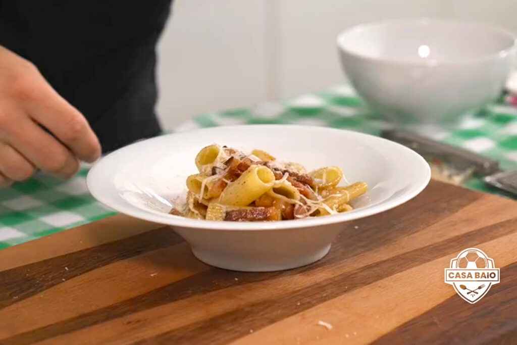 piatto di rigatoni alla gricia preparati in casabaio