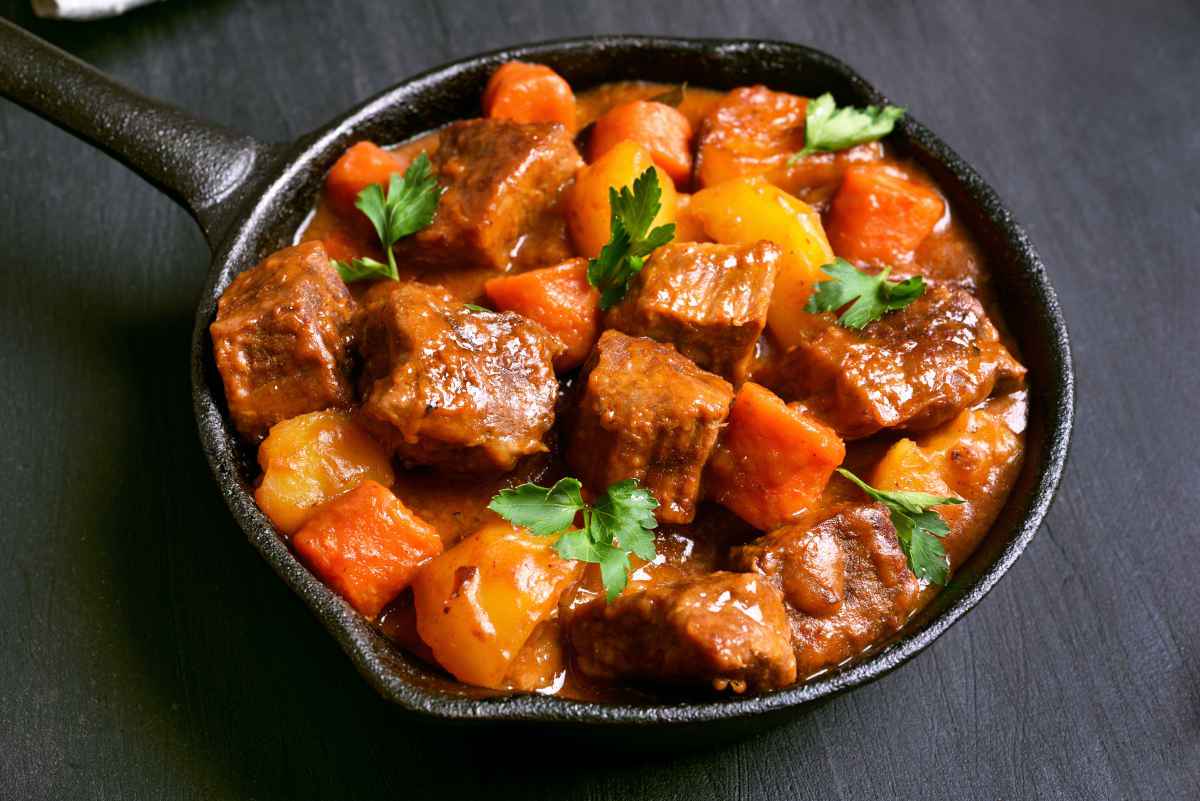 padella nera con spezzatino di carne e verdure