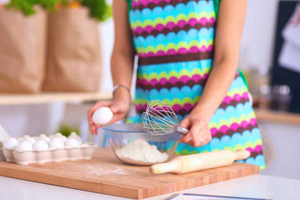 donna cucina la ricetta del giorno del dolce con uova e farina