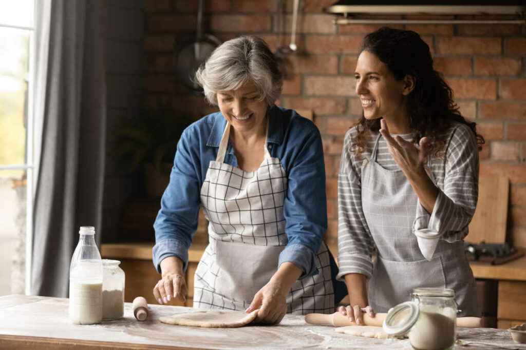 mamma e figlia preparano la ricetta del giorno per il dolcetto di fine pasto