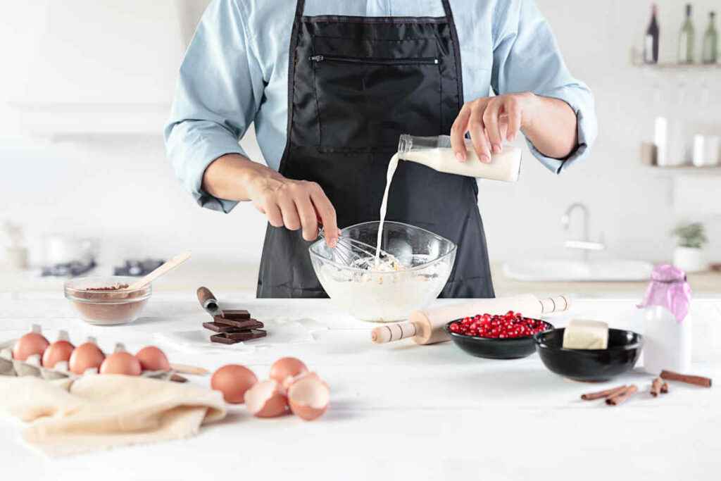 pasticcere prepara la ricetta del giorno di un dolcetto leggero